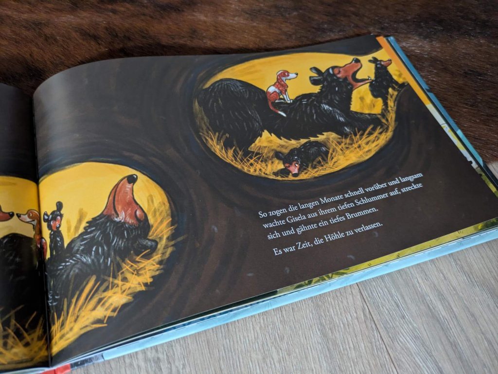 Das Hündchen Emil wird von seiner Menschenfamilie bei einem Ausflug in der Natur vergessen - und fürchtet sich fürchterlich. Zum Glück trifft er auf Bärin Gisela, die ihm nicht nur zeigtm wie man Lachse fängt und Honig schleckt, sondern auch zum Überwintern mit in ihre gemötliche Höhle nimmt. Bis Emil - mutiger als je zuvor - wieder nach Hause zurückkehrt. "Emil und die Bärin" von Leonard Erlbruch erzählt eine herzerwärmende und abenteuerliche Freundschaftsgeschichte - perfekt als Gute-Nacht-Geschichte für Kinder ab 3 Jahren.