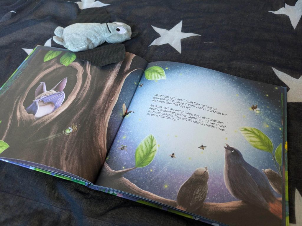 Sobald die Sonne am Abend verschwunden ist, beginnt für viele Tiere das Leben in der Nacht. Frida Fuchs und Werner Wildschwein schleichen jetzt durch das Unterholz. Und auch Finn Fledermaus macht sich auf die Suche nach leckerer Beute. Doch einies Tages wird der Wald von beißender Helligkeit verschlungen. Und die Tiere sind ganz irritiert. Ob es Finn zusammen mit seinen Freunden schafft, die hellen Leuchtkugeln zu verdecken? In "Finn Fledermaus und das Blenden in der Nacht" erzählt Alina Gries über Lichtverschmutzung und den Schutz nachtaktiver Wildtiere. Ein Bilderbuch mit ganz viel Sachwissen und Illustrationen von Alina Spiekermann für Kinder ab 5 Jahren.