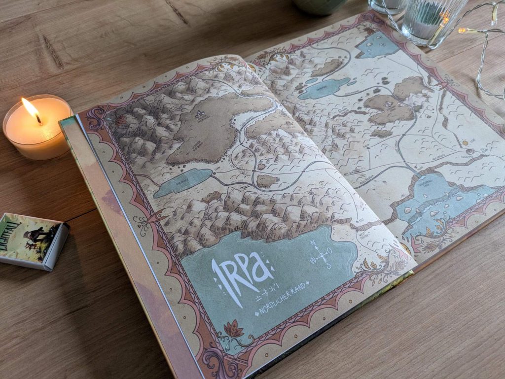 Einst hatte der Planet Irpa eine Sonne. Doch vor langer Zeit erlosch sie und die Galdurier erschufen magische Lichter, die bis heute noch am Himmel leuchten. Als Beas vergesslicher Großvater, der Zauber-Eber, verschwindet, macht sie sich zusammen mit Cad, dem wohl letzten der Galdurier, auf die Suche nach ihm. Auf ihrer abenteuerlichen Reise treffen sie auf gefährliche Wesen, freundlichen Geschöpfe und jede Menge Geheimnisse. Denn warum ist Beas Großvater der Hüter der "Ewigen Flamme"? Der Reihenauftakt "Lightfall - Das verlorene Licht" von Tim Probert ist ein berührendes und aufwendig illustriertes Fantasy-Abenteuer über Freundschaft, Mut und die Hoffnung, die selbst im tiefsten Dunkel ein Licht entzünden kann. Für alle, die Abenteuer, Freundschaft und fantastische Comic-Welten lieben!