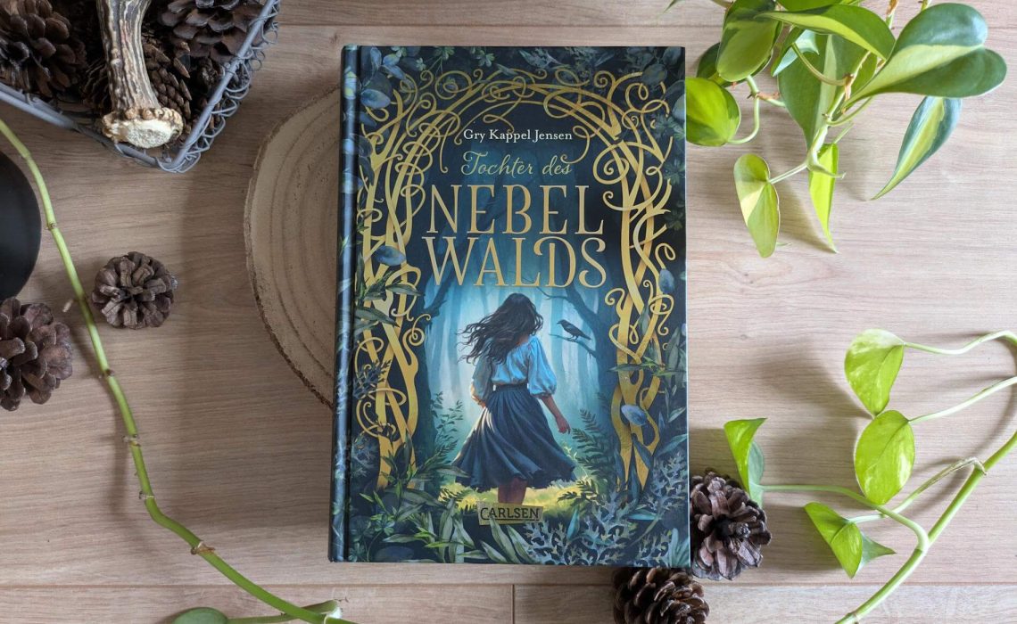 Als Ava zusammen mit ihrer kleinen Schwester Linn und ihrem Vater aufbricht, um vor der Hungersnot in die Stadt des Kaisers zu fliehen, nehmen sie ausgerechnet die verbotene Abkürzung durch den Wald. Und irren bald ganz alleine im dichten Geäst herum, bis sie das Haus der Hexe Nebula finden. Ava lernt bald zusammen mit den anderen fünf Kindern dort mehr über Heilpflanzen und die Gefahren des Waldes kennen sowie Lesen und Schreiben. Doch warum sperrt Nebula Linn in ihre Kammer ein und lässt Ava nicht zu ihr? Ob Nebula am Ende böse ist und etwas schreckliches im Schilde führt? "Tochter des Nebelwaldes" von Gry Kappel Jensen ist eine märchenhafte Fantasygeschichte, bei der "Hänsel und Gretl" auf "Die Insel der besonderen Kinder" trifft. Der erste Band der Eventyr-Saga - atmosphärisch, düster und fesselnd!