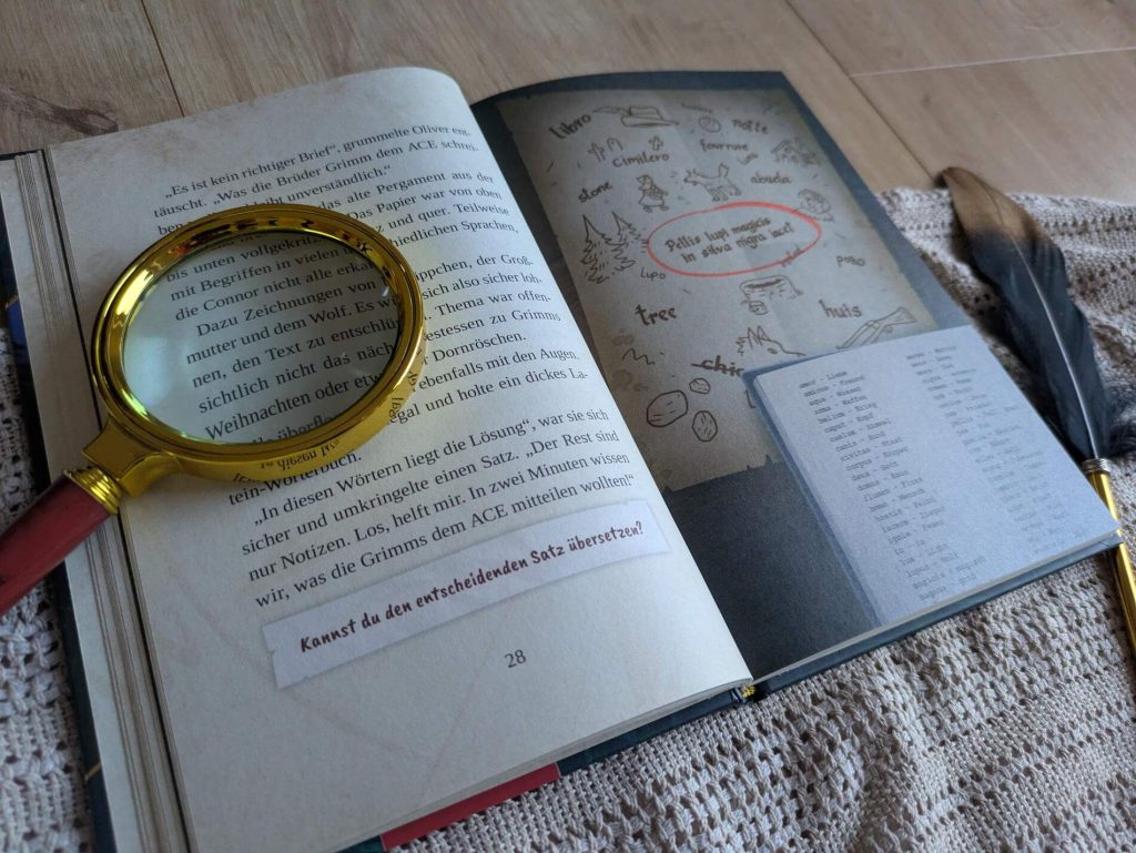 Belle, Connor, Oni und Oliver sind Schüler in der Abenteuer Akademie Europas und immer auf der Spur von mysteriösen Rätseln. Diesmal müssen sie nicht nur ein magisches Wolfsfell aufspüren und das Rätsel um Rotkäppchen knacken, sondern auch noch die entführte Oni retten. Dabei tickt die Zeit, denn wenn der Vollmond kommt, ist es vielleicht schon zu spät. "Das Grimm-Geheimnis" ist der Auftakt der KInderbuchreihe "Abenteuer Akademie" von THiLO. Dabei endet die Spurensuche in jedem der kurzen Kapitel mit einem Escape-Rätsel zum Mitknobeln. Für Kinder ab 8 Jahren.