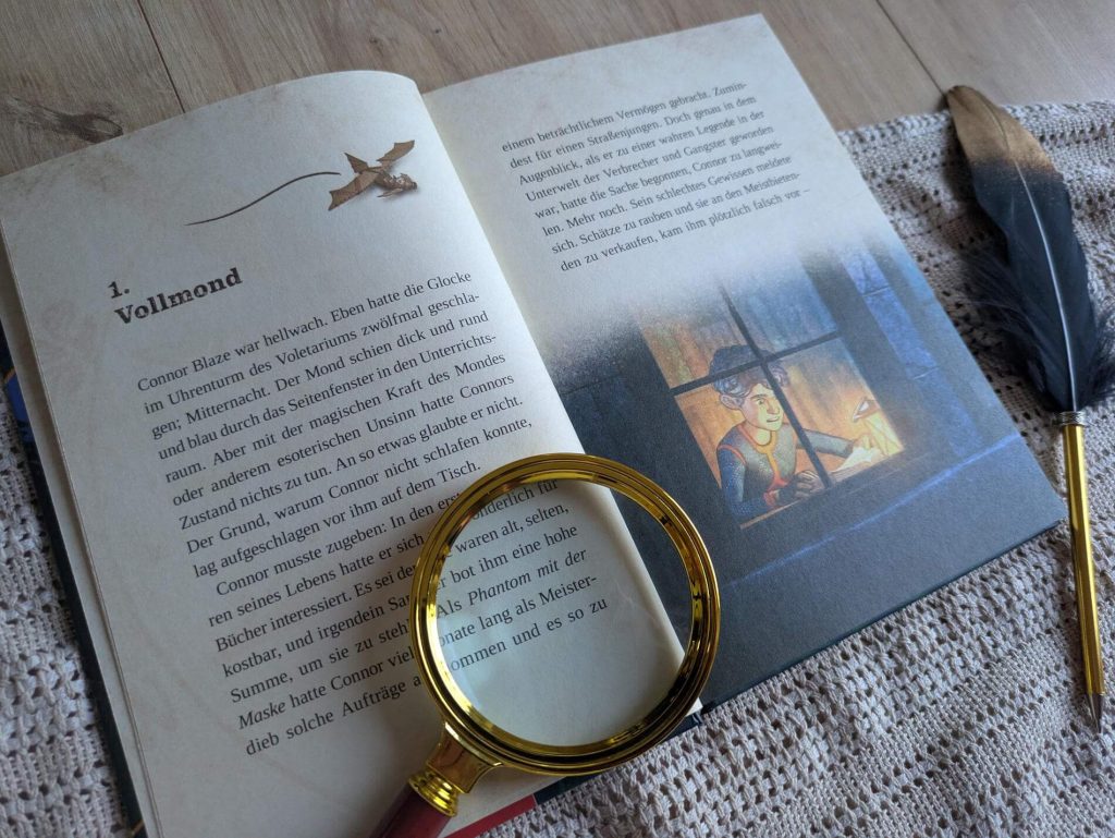 Belle, Connor, Oni und Oliver sind Schüler in der Abenteuer Akademie Europas und immer auf der Spur von mysteriösen Rätseln. Diesmal müssen sie nicht nur ein magisches Wolfsfell aufspüren und das Rätsel um Rotkäppchen knacken, sondern auch noch die entführte Oni retten. Dabei tickt die Zeit, denn wenn der Vollmond kommt, ist es vielleicht schon zu spät. "Das Grimm-Geheimnis" ist der Auftakt der KInderbuchreihe "Abenteuer Akademie" von THiLO. Dabei endet die Spurensuche in jedem der kurzen Kapitel mit einem Escape-Rätsel zum Mitknobeln. Für Kinder ab 8 Jahren.