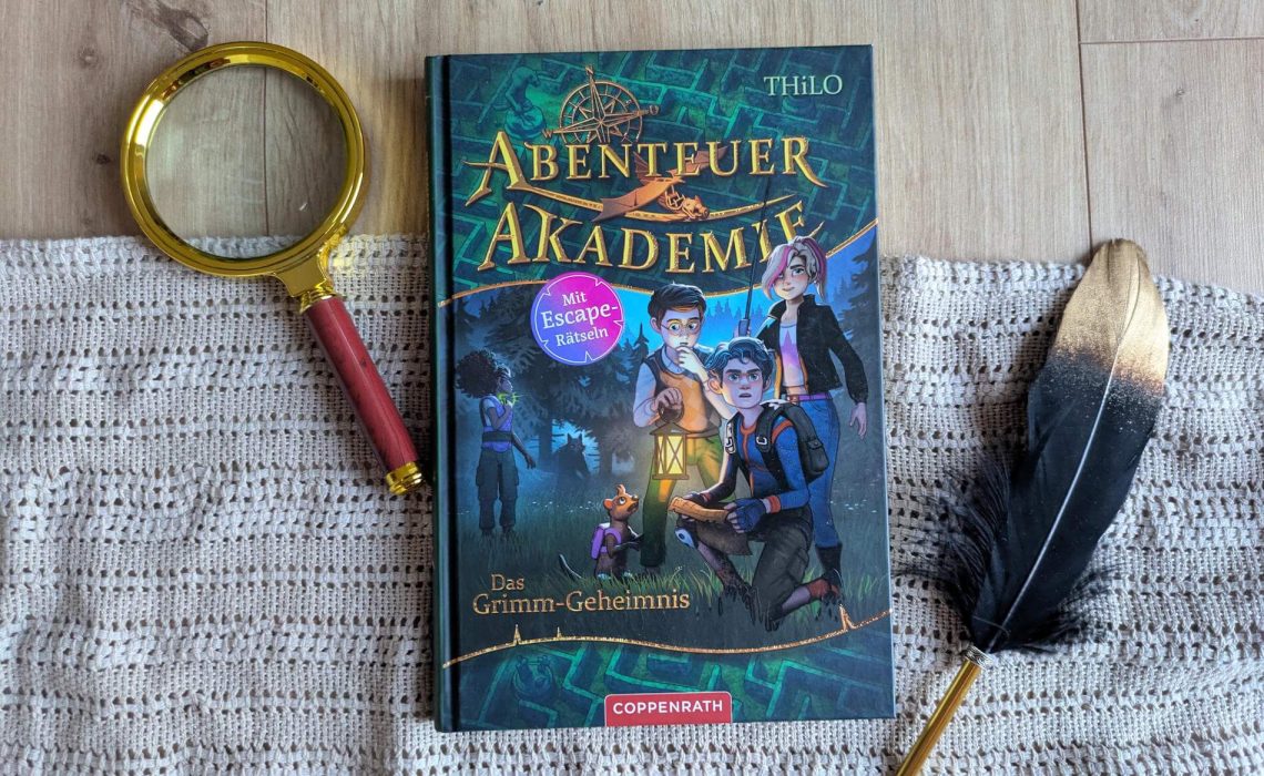 Belle, Connor, Oni und Oliver sind Schüler in der Abenteuer Akademie Europas und immer auf der Spur von mysteriösen Rätseln. Diesmal müssen sie nicht nur ein magisches Wolfsfell aufspüren und das Rätsel um Rotkäppchen knacken, sondern auch noch die entführte Oni retten. Dabei tickt die Zeit, denn wenn der Vollmond kommt, ist es vielleicht schon zu spät. "Das Grimm-Geheimnis" ist der Auftakt der KInderbuchreihe "Abenteuer Akademie" von THiLO. Dabei endet die Spurensuche in jedem der kurzen Kapitel mit einem Escape-Rätsel zum Mitknobeln. Für Kinder ab 8 Jahren.