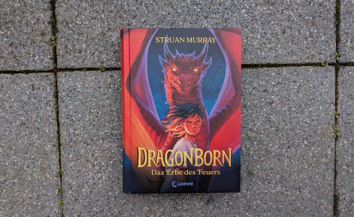 Alex ist ein Drache. Auf der Dracheninsel Skralla soll sie mit anderen Drachenwandlern lernen, ihre neuen Kräfte zu kontrollieren. Doch eins klappt schon mal gar nicht: sich in einen Drachen zu verwandeln! Alex bleiben nur 6 Wochen Zeit, um ihre Drachenerscheinung zu finden oder für immer ein Mensch zu bleiben. Und nicht nur das: Alex entdeckt eine besondere Fähigkeit an sich, mit verstorbenen Drachen zu sprechen. Ob ihr das dabei helfen wird, das sagenumwoben Phylakterium zu finden, und die Bedrohung durch Drak Midna zu bannen? "Dragonborn - Wenn das Feuer erwacht" von Struan Murray ist der Auftakt einer drachenstarken und wendungsreichen Drachenwandler-Fantasyreihe für Kids ab 12 Jahre.