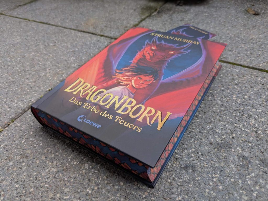 Alex ist ein Drache. Auf der Dracheninsel Skralla soll sie mit anderen Drachenwandlern lernen, ihre neuen Kräfte zu kontrollieren. Doch eins klappt schon mal gar nicht: sich in einen Drachen zu verwandeln! Alex bleiben nur 6 Wochen Zeit, um ihre Drachenerscheinung zu finden oder für immer ein Mensch zu bleiben. Und nicht nur das: Alex entdeckt eine besondere Fähigkeit an sich, mit verstorbenen Drachen zu sprechen. Ob ihr das dabei helfen wird, das sagenumwoben Phylakterium zu finden, und die Bedrohung durch Drak Midna zu bannen? "Dragonborn - Wenn das Feuer erwacht" von Struan Murray ist der Auftakt einer drachenstarken und wendungsreichen Drachenwandler-Fantasyreihe für Kids ab 12 Jahre.