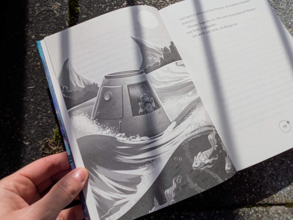 Nachdem Levi und Gwendolin mit einer Rettungskapsel auf den Planeten Erde 13 abgesturzt sind, müssen sie aufeigene Faust eine fremdartige Welt voller Wunder erkunden. Sie treffen auf der Suche nach den anderen Besatzungsmitgliedern auf pupsende Riesenwürmer, lustige Luftballonfische und mysteriöse Wurzeltiere und geraten mehrmals in brenzlige Situationen. Ob sie das Signalfeuer zu ihren Familienmitgliedern führt? "Erde 13 - Aufbruch ins Ungewisse" von Andreas Langer ist ein packender Si-Fi-Reihenauftakt voller Gefahren und Geheimnisse – für alle, die von fernen Welten träumen!