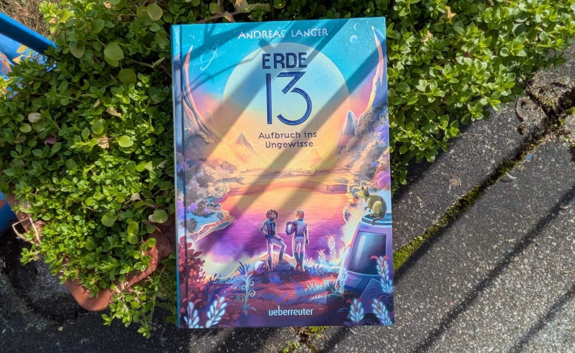 Nachdem Levi und Gwendolin mit einer Rettungskapsel auf den Planeten Erde 13 abgesturzt sind, müssen sie aufeigene Faust eine fremdartige Welt voller Wunder erkunden. Sie treffen auf der Suche nach den anderen Besatzungsmitgliedern auf pupsende Riesenwürmer, lustige Luftballonfische und mysteriöse Wurzeltiere und geraten mehrmals in brenzlige Situationen. Ob sie das Signalfeuer zu ihren Familienmitgliedern führt? "Erde 13 - Aufbruch ins Ungewisse" von Andreas Langer ist ein packender Si-Fi-Reihenauftakt voller Gefahren und Geheimnisse – für alle, die von fernen Welten träumen!
