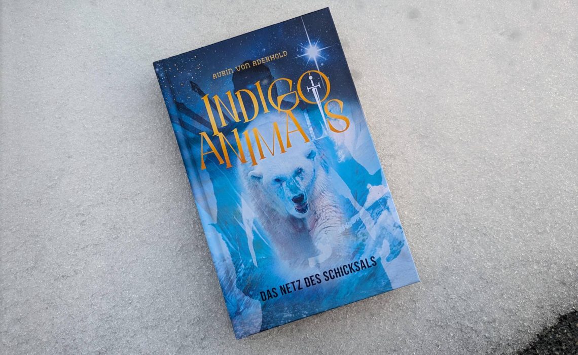 Als Medo in seiner Eisbären-Krafttiergestalt von Jägern gesehen wird, wird die Familie von Elfen-Anführer Fortis Ursus auf eine harte Probe gestellt. Vor allem, als der später zusammen mit den Indigo-Kriegern ein ganzes Kreuzfahrtschiff von jagenden und Pelz tragenden Menschen aufspürt. Während sich in der Elfen-Welt Widerstand gegen die rücksichtslosen Menschen zusammenbraut, muss Bauer Michel seinem ganz eigenen Paradoxum stellen: Kann er noch das Tierleid ertragen, an dem er mitschuldig ist? "Indigo Animals - Das Netz des Schicksals" von Aurin von Aderhold ist der Auftakt einer Eco-Fantasy-Reihe, die über Massentierhaltung, Klimawandel und Tierethik aufklärt. Für alle ab 14 Jahren, die sich gut unterhalten informieren und mit ihrem eigenen Kosumverhalten auseinandersetzen möchten.