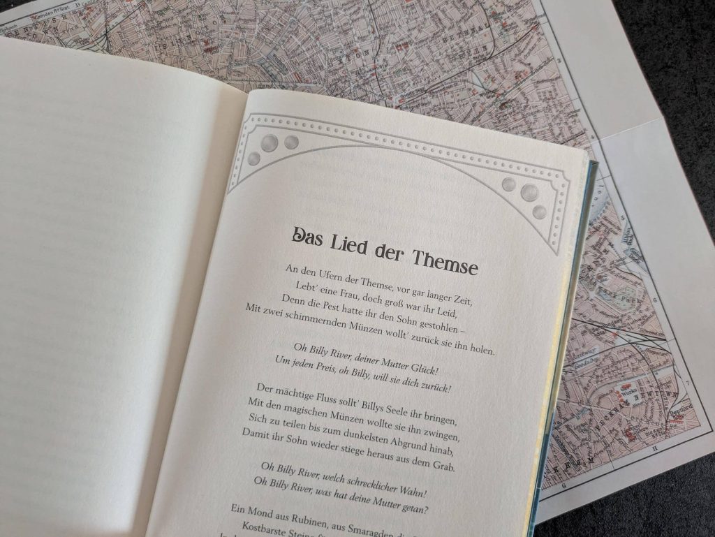 London um 1918. Als Bo eine glanzende Münze aus dem schlammigen Ufer der Themse fischt, glaubt sie, Bilder aus alten Zeiten zu sehen und den Fluss zu ihr sprechen zu hören. Als sie dann auch noch ein Mann verfolgt und ihr die Münze abnehmen will, weiß sie einfach, dass sich ein großes Geheimnis hinter dem Schatz verbirgt. Zusammen mit Billy, dem Jungen vom anderen Flussufer, macht sie sich auf die Spur, die zweite Münze und eine alte Ballade zu finden. Denn vielleicht lassen sich damit wirklich Tote wieder zum Leben erwecken? "Die Jagd nach den magischen Münzen" von Jessi Burton ist ein packendes Abenteuer im historischen London, geführt von einem Fluss, der mehr weiß als alle anderen – atmosphärisch, berührend und voller Rätsel.