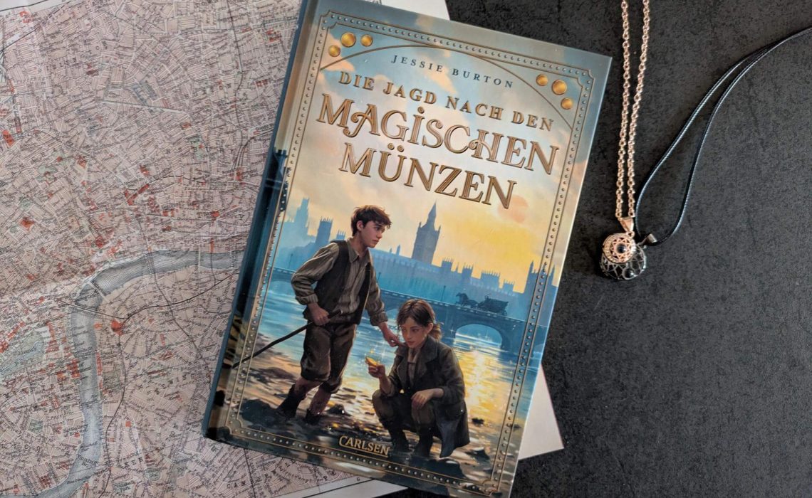 London um 1918. Als Bo eine glanzende Münze aus dem schlammigen Ufer der Themse fischt, glaubt sie, Bilder aus alten Zeiten zu sehen und den Fluss zu ihr sprechen zu hören. Als sie dann auch noch ein Mann verfolgt und ihr die Münze abnehmen will, weiß sie einfach, dass sich ein großes Geheimnis hinter dem Schatz verbirgt. Zusammen mit Billy, dem Jungen vom anderen Flussufer, macht sie sich auf die Spur, die zweite Münze und eine alte Ballade zu finden. Denn vielleicht lassen sich damit wirklich Tote wieder zum Leben erwecken? "Die Jagd nach den magischen Münzen" von Jessi Burton ist ein packendes Abenteuer im historischen London, geführt von einem Fluss, der mehr weiß als alle anderen – atmosphärisch, berührend und voller Rätsel. 