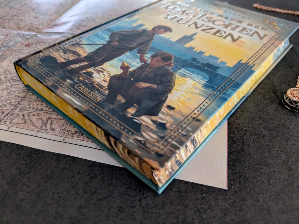 London um 1918. Als Bo eine glanzende Münze aus dem schlammigen Ufer der Themse fischt, glaubt sie, Bilder aus alten Zeiten zu sehen und den Fluss zu ihr sprechen zu hören. Als sie dann auch noch ein Mann verfolgt und ihr die Münze abnehmen will, weiß sie einfach, dass sich ein großes Geheimnis hinter dem Schatz verbirgt. Zusammen mit Billy, dem Jungen vom anderen Flussufer, macht sie sich auf die Spur, die zweite Münze und eine alte Ballade zu finden. Denn vielleicht lassen sich damit wirklich Tote wieder zum Leben erwecken? "Die Jagd nach den magischen Münzen" von Jessi Burton ist ein packendes Abenteuer im historischen London, geführt von einem Fluss, der mehr weiß als alle anderen – atmosphärisch, berührend und voller Rätsel.