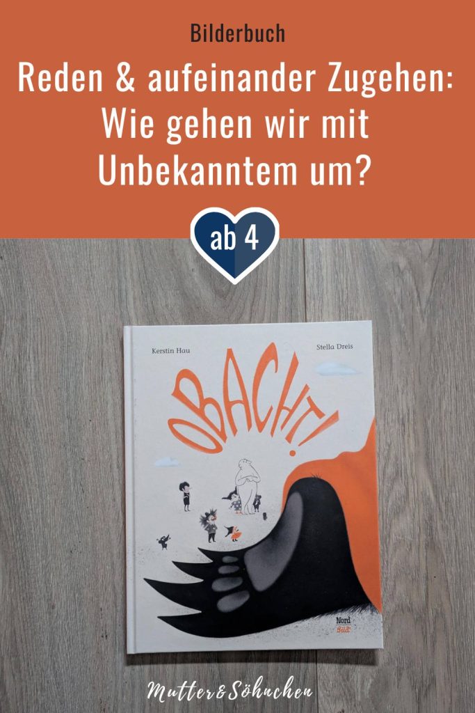 Vor der Stadt liegt ein riesiges Tier und versperrt den Weg. Doch anstatt das Tier zu fragen, was es möchte, versuchen die Bewohner der Stadt alles, um das Tier zu ignorieren: sie legen eine Decke drüber, bauen eine Brücke über und eine Straße um das große Unbekannte. Doch nichts scheint dauerhaft zu helfen, immer wieder regt sich das Tier. Bis Mienchen den Mut findet, die Sache in die Hand zu nehmen. Kerstin Hau und Stella Dreis zeigen mit Humor und klaren Worten in "Obacht!", wie wir Unbekanntem begegnen können. Eine Geschichte über das miteinander Reden, aufeinander Zugehen und voneinander Lernen.