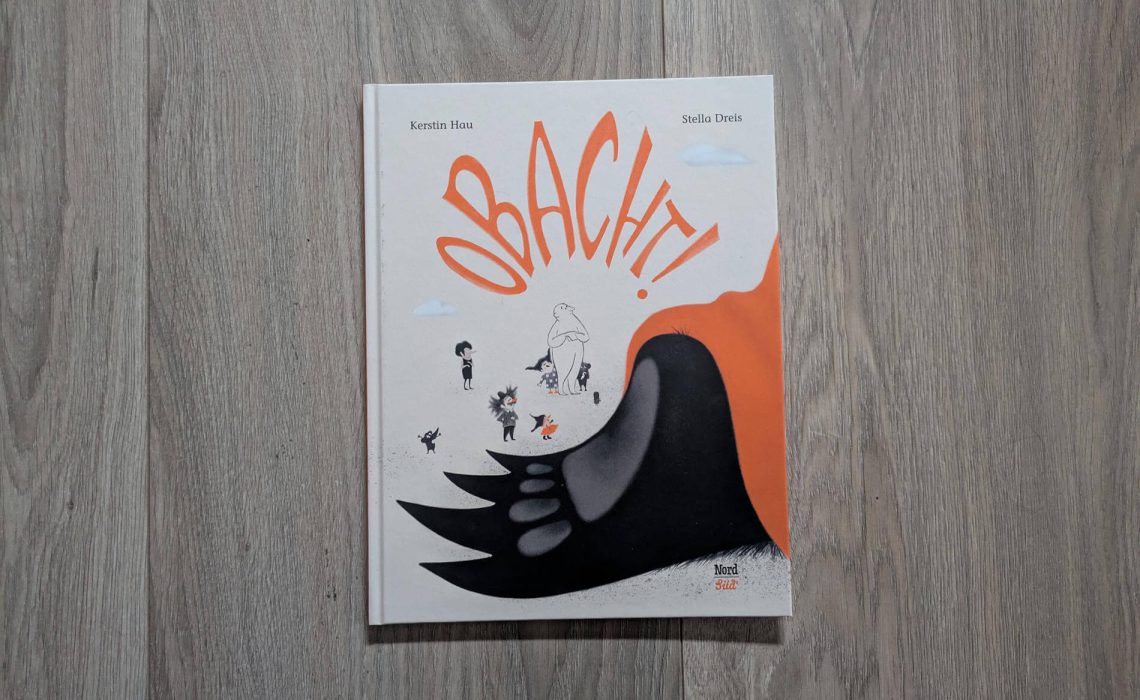 Vor der Stadt liegt ein riesiges Tier und versperrt den Weg. Doch anstatt das Tier zu fragen, was es möchte, versuchen die Bewohner der Stadt alles, um das Tier zu ignorieren: sie legen eine Decke drüber, bauen eine Brücke über und eine Straße um das große Unbekannte. Doch nichts scheint dauerhaft zu helfen, immer wieder regt sich das Tier. Bis Mienchen den Mut findet, die Sache in die Hand zu nehmen. Kerstin Hau und Stella Dreis zeigen mit Humor und klaren Worten in "Obacht!", wie wir Unbekanntem begegnen können. Eine Geschichte über das miteinander Reden, aufeinander Zugehen und voneinander Lernen.