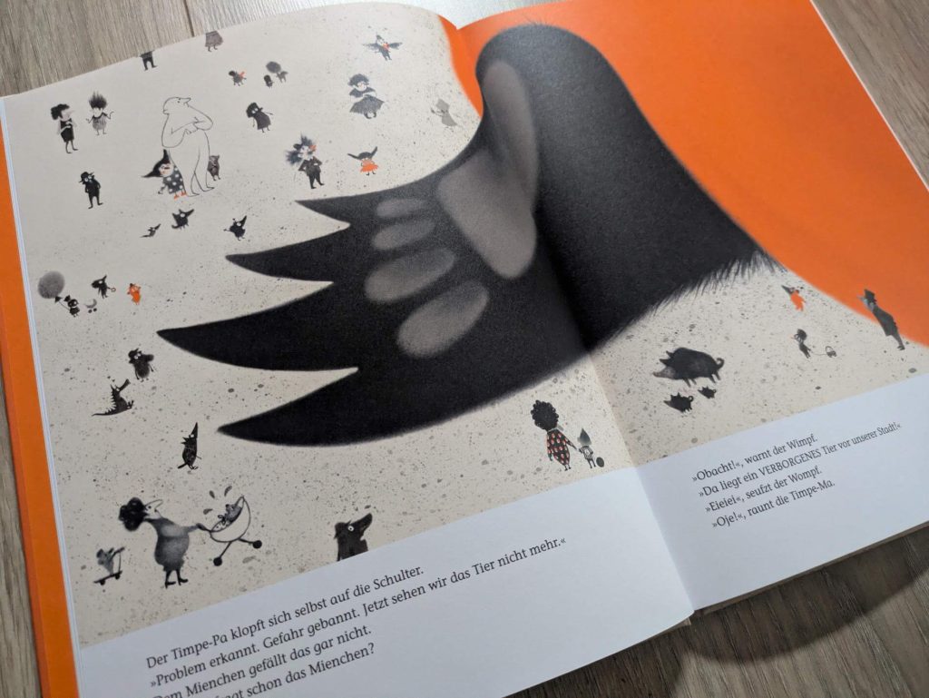 Vor der Stadt liegt ein riesiges Tier und versperrt den Weg. Doch anstatt das Tier zu fragen, was es möchte, versuchen die Bewohner der Stadt alles, um das Tier zu ignorieren: sie legen eine Decke drüber, bauen eine Brücke über und eine Straße um das große Unbekannte. Doch nichts scheint dauerhaft zu helfen, immer wieder regt sich das Tier. Bis Mienchen den Mut findet, die Sache in die Hand zu nehmen. Kerstin Hau und Stella Dreis zeigen mit Humor und klaren Worten in "Obacht!", wie wir Unbekanntem begegnen können. Eine Geschichte über das miteinander Reden, aufeinander Zugehen und voneinander Lernen.