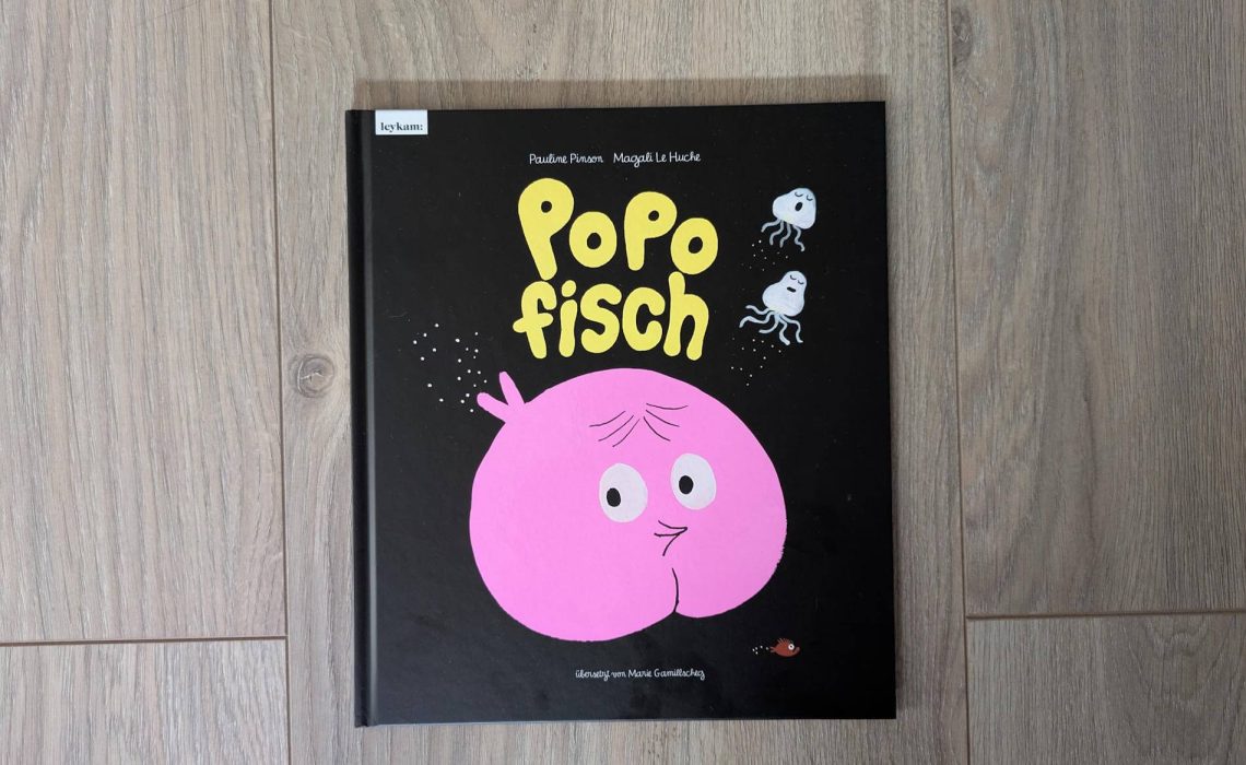 Der Popofisch hat einen Popokopf! Das sagen alle - und finden es lustig, wenn der Popofisch auch noch Pupsgeräusche macht. Doch eigentlich möchte der kleine Fisch lieber ganz normal sein. Bis er den Käsefisch trifft, der noch ein bisschen seltsamer aussieht, und mit ihm jede Menge Spaß hat. "Popofisch" von Pauline Pinson und Magalie Le Huche ist eine kundertbunte und lustige Liebeserklärung an die einzigartige Schönheit des Andersseins und eine Freundschaft, die verbindet.