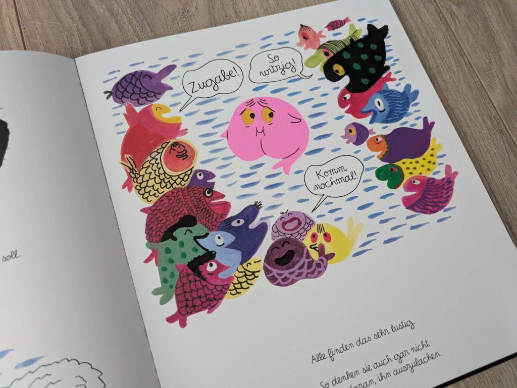 Der Popofisch hat einen Popokopf! Das sagen alle - und finden es lustig, wenn der Popofisch auch noch Pupsgeräusche macht. Doch eigentlich möchte der kleine Fisch lieber ganz normal sein. Bis er den Käsefisch trifft, der noch ein bisschen seltsamer aussieht, und mit ihm jede Menge Spaß hat. "Popofisch" von Pauline Pinson und Magalie Le Huche ist eine kundertbunte und lustige Liebeserklärung an die einzigartige Schönheit des Andersseins und eine Freundschaft, die verbindet.