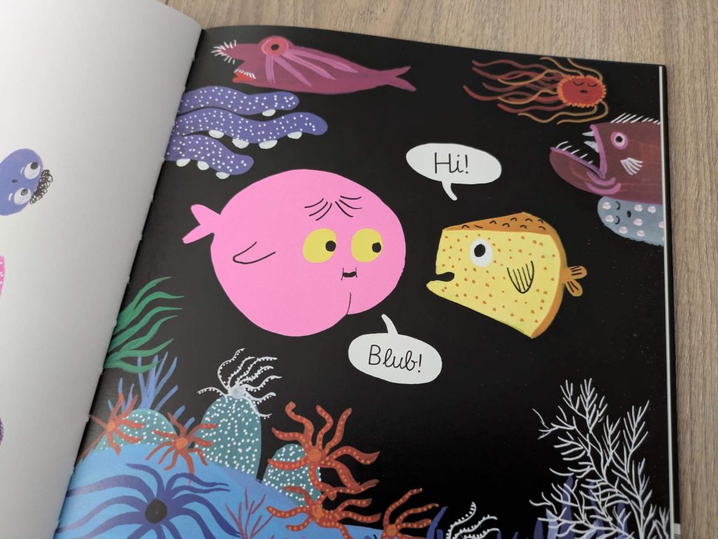 Der Popofisch hat einen Popokopf! Das sagen alle - und finden es lustig, wenn der Popofisch auch noch Pupsgeräusche macht. Doch eigentlich möchte der kleine Fisch lieber ganz normal sein. Bis er den Käsefisch trifft, der noch ein bisschen seltsamer aussieht, und mit ihm jede Menge Spaß hat. "Popofisch" von Pauline Pinson und Magalie Le Huche ist eine kundertbunte und lustige Liebeserklärung an die einzigartige Schönheit des Andersseins und eine Freundschaft, die verbindet.