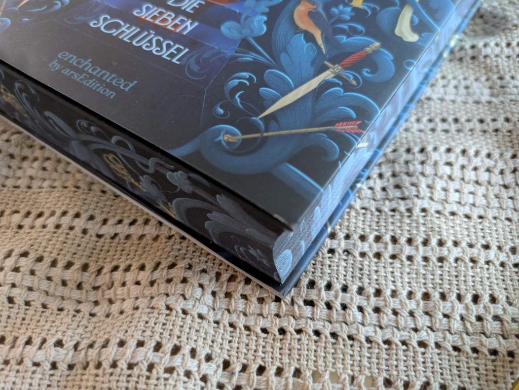 Mallory und ihre Schwester Anaïs sind Schwindlerinnen: mit Führungen durch eine Spukvilla, dem Verkauf von gefälschten Souveniers sowie Wahrsagerei und erfunden Hexenritualen kommen sie ganz gut über die Runden. Nur Geister, die kann Mallory wirklich sehen. Und das kommt ihr zugute, als der Erbe des Saphir-Weingutes auftaucht und ihre Hilfe bei einem ganz besonders hartnäckigen Spuk braucht: der Geist des berüchtigten Frauenmörders Le Bleu wird immer gewaltätiger. Doch auf den Spuren des Geistes müssen die Schwestern sich ihrer eigenen Vergangenheit bewusst werden ... und das ist gar nicht so einfach. Mit "The House Saphir - Der blutige Schlüssel" ist Marissa Meyer wieder einmal eine ganz besondere Märchen-Adaption geglückt: die von Ritter Blaubart. Ein schaurig-schönes und spannendes Fantasy-Märchen mit einem Hauch Romantik und eingen blutigen Passagen, das einen bis zur letzen Seite fesselt.