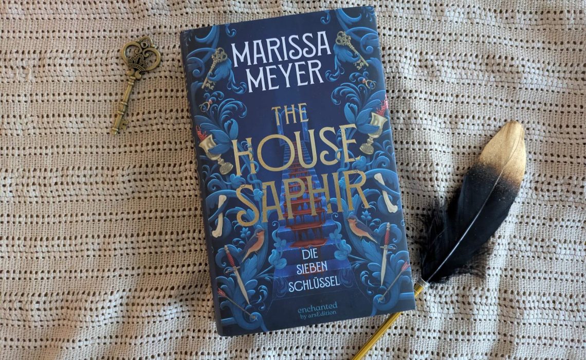 Mallory und ihre Schwester Anaïs sind Schwindlerinnen: mit Führungen durch eine Spukvilla, dem Verkauf von gefälschten Souveniers sowie Wahrsagerei und erfunden Hexenritualen kommen sie ganz gut über die Runden. Nur Geister, die kann Mallory wirklich sehen. Und das kommt ihr zugute, als der Erbe des Saphir-Weingutes auftaucht und ihre Hilfe bei einem ganz besonders hartnäckigen Spuk braucht: der Geist des berüchtigten Frauenmörders Le Bleu wird immer gewaltätiger. Doch auf den Spuren des Geistes müssen die Schwestern sich ihrer eigenen Vergangenheit bewusst werden ... und das ist gar nicht so einfach. Mit "The House Saphir - Der blutige Schlüssel" ist Marissa Meyer wieder einmal eine ganz besondere Märchen-Adaption geglückt: die von Ritter Blaubart. Ein schaurig-schönes und spannendes Fantasy-Märchen mit einem Hauch Romantik und eingen blutigen Passagen, das einen bis zur letzen Seite fesselt.