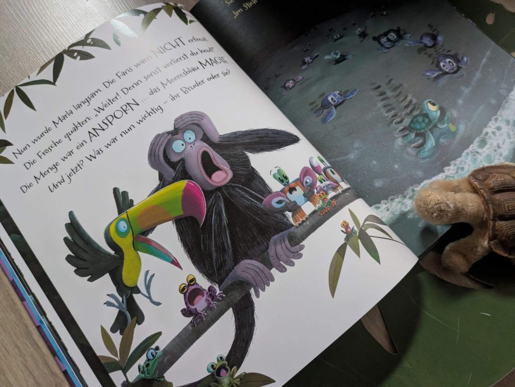 Eines nachts schlüpft die kleine Meeresschildkröte Marla aus ihrem Ei. Zusammen mit ihrem Bruder Mini und den anderen Schildkrötenkindern startet ein Wettrennen am Strand. Das Zeil: der sichere Schutz des Meeres. Doch plötzlich ist Mini verschwunden und Marla muss eine mutige Entscheidung fällen: sich selbst retten oder nach ihrem Bruder suchen. Zum Glück findet sie einige Tiere, die ihr bei der gefährlichen Suche helfen. "Geh deinen Weg, Schildkröte!" von Rachel Bright und Jim Field ist eine gereimte und bestärkende Tiergeschichte über die Kraft etwas zu veräandern, egal wie klein man ist. Das neunte Buch aus der Bright-Field-Reihe für alle Fans von "Der Löwe in dir".