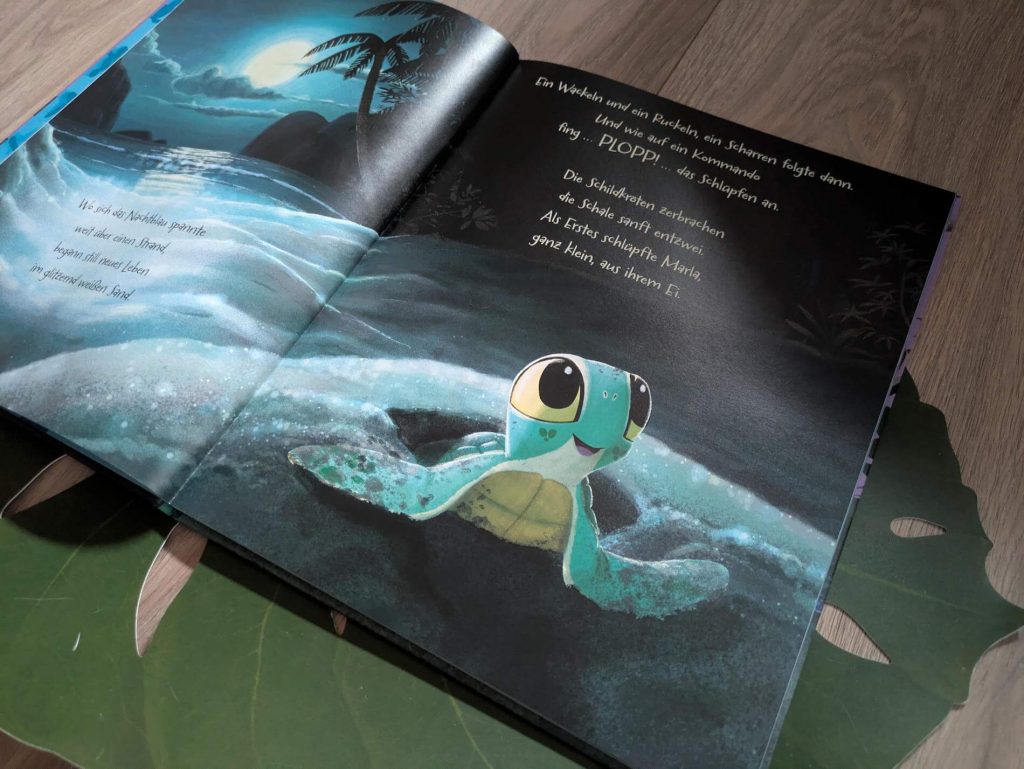 Eines nachts schlüpft die kleine Meeresschildkröte Marla aus ihrem Ei. Zusammen mit ihrem Bruder Mini und den anderen Schildkrötenkindern startet ein Wettrennen am Strand. Das Zeil: der sichere Schutz des Meeres. Doch plötzlich ist Mini verschwunden und Marla muss eine mutige Entscheidung fällen: sich selbst retten oder nach ihrem Bruder suchen. Zum Glück findet sie einige Tiere, die ihr bei der gefährlichen Suche helfen. "Geh deinen Weg, Schildkröte!" von Rachel Bright und Jim Field ist eine gereimte und bestärkende Tiergeschichte über die Kraft etwas zu veräandern, egal wie klein man ist. Das neunte Buch aus der Bright-Field-Reihe für alle Fans von "Der Löwe in dir".