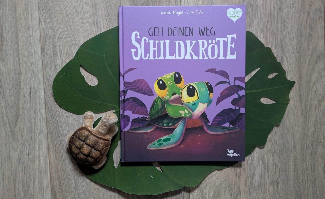 Eines nachts schlüpft die kleine Meeresschildkröte Marla aus ihrem Ei. Zusammen mit ihrem Bruder Mini und den anderen Schildkrötenkindern startet ein Wettrennen am Strand. Das Zeil: der sichere Schutz des Meeres. Doch plötzlich ist Mini verschwunden und Marla muss eine mutige Entscheidung fällen: sich selbst retten oder nach ihrem Bruder suchen. Zum Glück findet sie einige Tiere, die ihr bei der gefährlichen Suche helfen. "Geh deinen Weg, Schildkröte!" von Rachel Bright und Jim Field ist eine gereimte und bestärkende Tiergeschichte über die Kraft etwas zu veräandern, egal wie klein man ist. Das neunte Buch aus der Bright-Field-Reihe für alle Fans von "Der Löwe in dir".