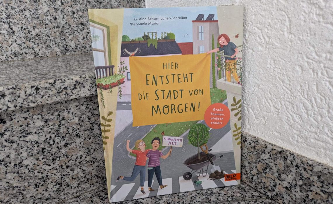 Mobilität, Energie und Begrünung: Unsere Städte werden immer klimafreundlicher. Doch wie geht das? Noah, Sofia und Luca nehmen uns in "Hier entsteht die Stadt von morgen!" auf dem Weg zum Stadtfest mit durch ihre Stadt. Dabei zeigen sie uns viele klimafreundliche Beispiele aus der Stadt- und Mobilitätsplanung ganz Europas. Ein Sachbuch von Kristina Scharmacher-Schreiber und Stephanie Marian, das kindgerecht erklärt, was Städte umweltfreundlicher macht.