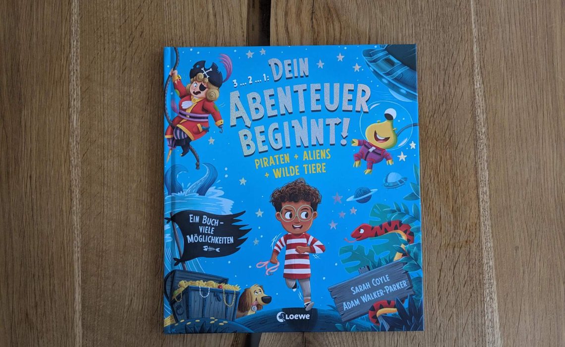 Vincent ist mit Lumpi im Park. Als auf einmal die Hündin verschwindet, heißt es hinterher? Doch wo soll er suchen? Ist sie auf dem Piratenschiff, im Dschungel oder wurde sie vielleicht von Aliens entführt? Egal, für welche Spur man sich entscheidet und auf welche Seite man blättert, die Suche nimmt ihren abenteuerlichen Lauf. "Dein Abenteuer beginnt! Piraten + Aliens +wilde Tiere" von Sarah Coyle und Adam Walker-Parker ist ein lustiges Mitmachbuch mit urkomischen und kuriosen Figuren aus drei Welten, das Kinder ab 4 Jahren durch drei fantasievolle Welten führt.