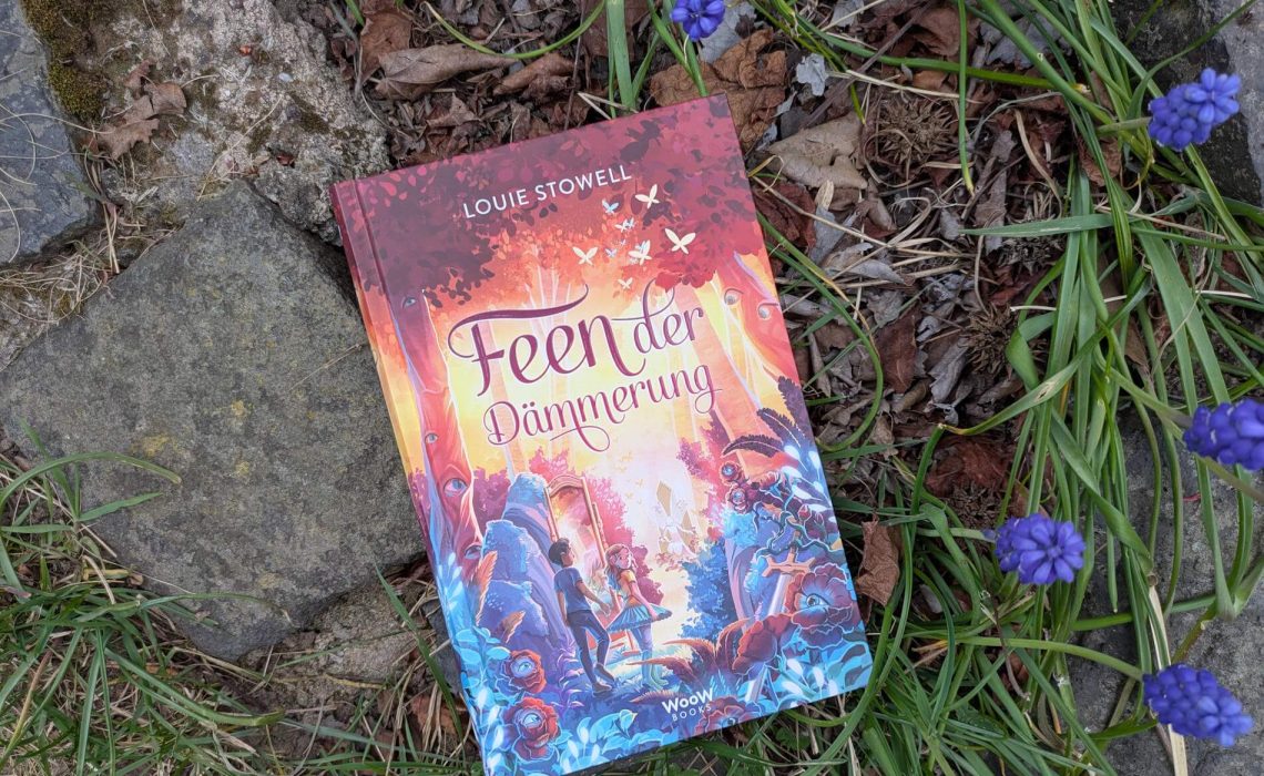 Myra und Rohan müssen wie jedes Jahr ihren Geburtstag (und Todestag) zusammen feiern. Dabei könnten die beiden unterschiedlicher nicht sein: Rohan ist stets bedacht und ordentlich, während Myra spontan und chaotisch handelt. Als Schilpa, Rohans kleine Babyschwester, von der bösen Fee Gloriana in die Anderswelt entführt wird, müssen die beiden zusammenarbeiten, um drei knifflige Prüfungen zu bestehen und sie zu retten. Doch nichts ist in der Feenwelt so, wie es scheint. "Feen der Dämmerung" von Louie Stowell entführt uns in eine magische Welt voller Monster, Illusionen, Hinterlist und Feenstaub.