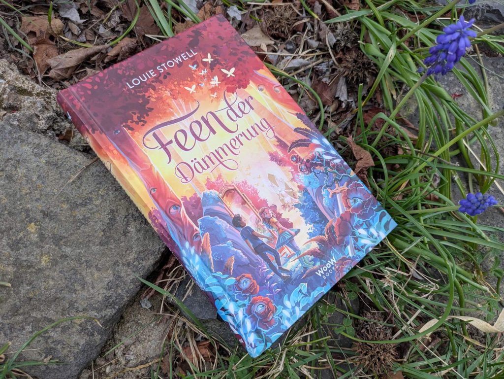 Myra und Rohan müssen wie jedes Jahr ihren Geburtstag (und Todestag) zusammen feiern. Dabei könnten die beiden unterschiedlicher nicht sein: Rohan ist stets bedacht und ordentlich, während Myra spontan und chaotisch handelt. Als Schilpa, Rohans kleine Babyschwester, von der bösen Fee Gloriana in die Anderswelt entführt wird, müssen die beiden zusammenarbeiten, um drei knifflige Prüfungen zu bestehen und sie zu retten. Doch nichts ist in der Feenwelt so, wie es scheint. "Feen der Dämmerung" von Louie Stowell entführt uns in eine magische Welt voller Monster, Illusionen, Hinterlist und Feenstaub.