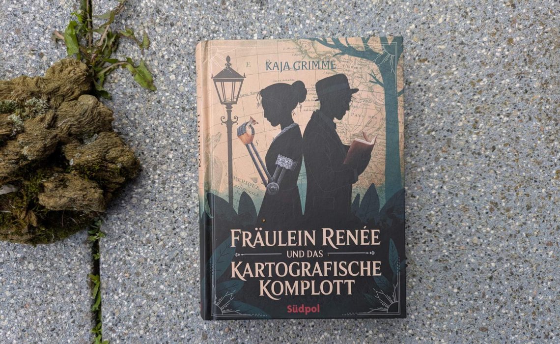 Als der junge Dichter Caspa Schütz beim Vorstellungsgespräch auf eine junge und unerschrockene Abenteurerin mit metallener Armprothese trifft, ist er mehr als verblüfft. Vor allem, dass er dann auch tatsächlich als ihr persönlicher Chronost eingestellt wird. Promt finden die beiden in einem verfallenen Forsthaus eine Leiche und geraten in ein Geflecht aus Täuschung, kolonialer Macht und Habgier. Während sich Renée voller Freude in den Fall stürzt und an ihrer ersten Liebe zu Lisbeth feilt, struggelt Caspar mit der Suche nach seiner Identität. "Fräulein Renée und das kartografische Komplott" von Kaja Grimme ist ein atmosphärischer historischer Kriminalroman mit wunderbar humorvollen Dialogen und erfrischend modernen und queeren Protagonist:innen.