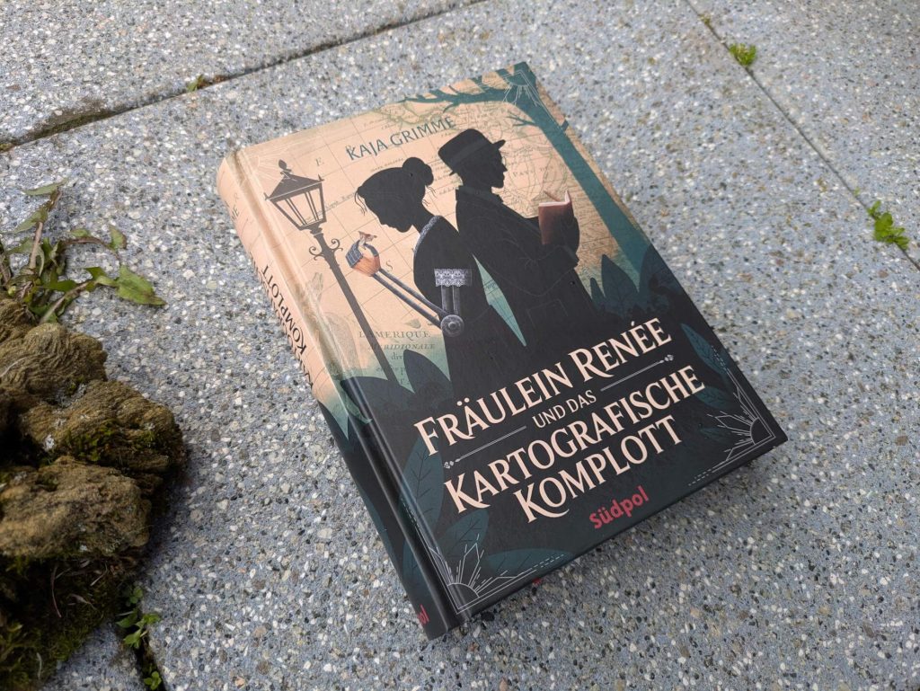 Als der junge Dichter Caspa Schütz beim Vorstellungsgespräch auf eine junge und unerschrockene Abenteurerin mit metallener Armprothese trifft, ist er mehr als verblüfft. Vor allem, dass er dann auch tatsächlich als ihr persönlicher Chronost eingestellt wird. Promt finden die beiden in einem verfallenen Forsthaus eine Leiche und geraten in ein Geflecht aus Täuschung, kolonialer Macht und Habgier. Während sich Renée voller Freude in den Fall stürzt und an ihrer ersten Liebe zu Lisbeth feilt, struggelt Caspar mit der Suche nach seiner Identität. "Fräulein Renée und das kartografische Komplott" von Kaja Grimme ist ein atmosphärischer historischer Kriminalroman mit wunderbar humorvollen Dialogen und erfrischend modernen und queeren Protagonist:innen.
