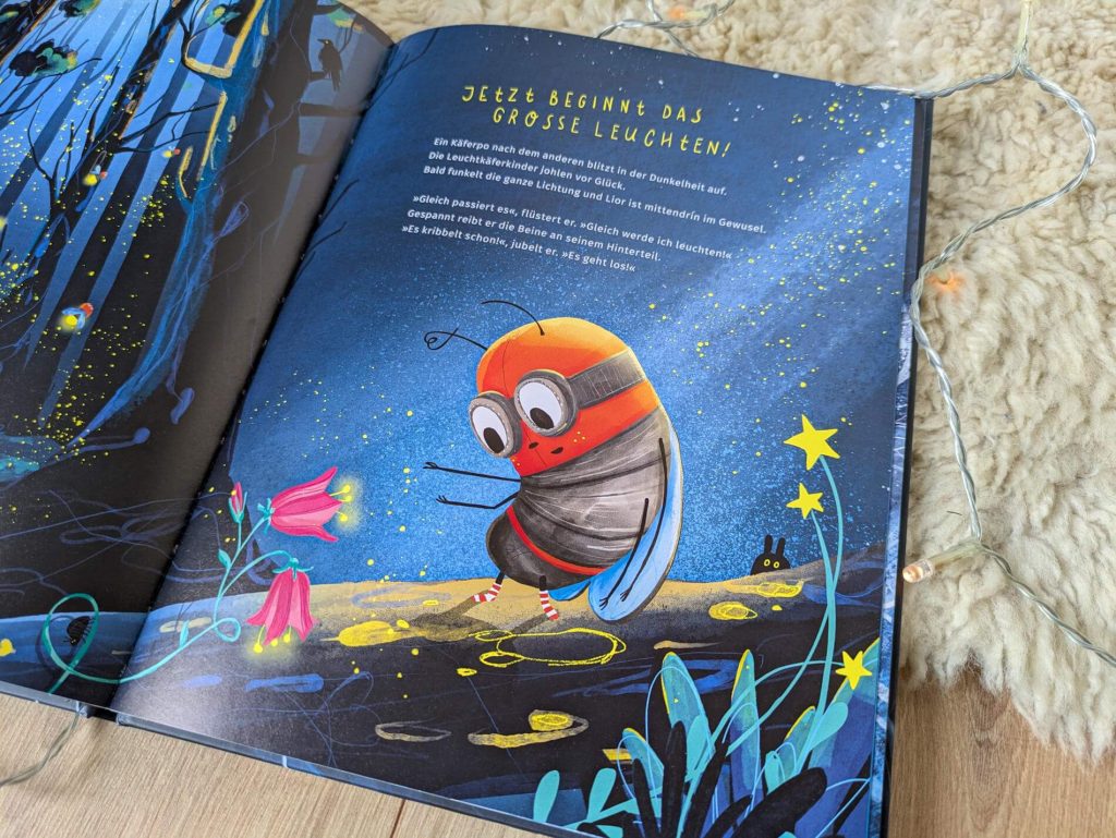 Während der großen Lichternacht, bei der alle Leuchtkäferkinder zum ersten Mal mit ihren Popos glühen dürfen, schafft es außgerechnet Lior nicht, seinen Käferpopo zum Blinken zu bringen. Auch alles Anstrengen hilft nicht. Als der kleine Käfer enttäuscht ans Meer fliegt, macht er eine Entdeckung: der Leuchtturm ist ausgefallen! Ob er alle anderen zusammentrommeln kann für ein gemeinsames Leuchten? "Lior und die Lichternacht" von Hilda Gardner mit leuchtenden Illustrationen von Sophie Lucie Herken ist eine wunderschön erzählte Geschichte über Mut, Freundschaft und das Vertrauen in die eigene Stärke.