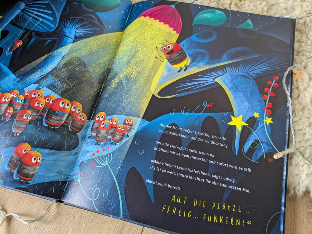 Während der großen Lichternacht, bei der alle Leuchtkäferkinder zum ersten Mal mit ihren Popos glühen dürfen, schafft es außgerechnet Lior nicht, seinen Käferpopo zum Blinken zu bringen. Auch alles Anstrengen hilft nicht. Als der kleine Käfer enttäuscht ans Meer fliegt, macht er eine Entdeckung: der Leuchtturm ist ausgefallen! Ob er alle anderen zusammentrommeln kann für ein gemeinsames Leuchten? "Lior und die Lichternacht" von Hilda Gardner mit leuchtenden Illustrationen von Sophie Lucie Herken ist eine wunderschön erzählte Geschichte über Mut, Freundschaft und das Vertrauen in die eigene Stärke.