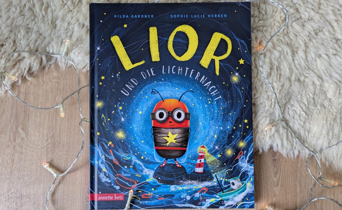 Während der großen Lichternacht, bei der alle Leuchtkäferkinder zum ersten Mal mit ihren Popos glühen dürfen, schafft es außgerechnet Lior nicht, seinen Käferpopo zum Blinken zu bringen. Auch alles Anstrengen hilft nicht. Als der kleine Käfer enttäuscht ans Meer fliegt, macht er eine Entdeckung: der Leuchtturm ist ausgefallen! Ob er alle anderen zusammentrommeln kann für ein gemeinsames Leuchten? "Lior und die Lichternacht" von Hilda Gardner mit leuchtenden Illustrationen von Sophie Lucie Herken ist eine wunderschön erzählte Geschichte über Mut, Freundschaft und das Vertrauen in die eigene Stärke.