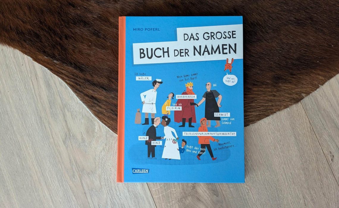 Seit wann gibt es eigentlich Nachnamen? Wie sind sie im laufe der Zeit entstanden? Was bedeuten sie? Und was sind die ungewöhnlichsten Nachnamen im deutschen Sprachraum? Egal ob Müller, Fuchs oder Gumpert - wir alle tragen einen Nachnamen. Habt ihr euch schon mal damit beschäftigt, was es mit eurem eigenen auf sich hat? In "Das große Buch der Namen" nimmt uns Miro Poferl auf eine spannende Reise durch die Entstehungsgeschichte von Namen mit jeder Menge spannender Hintergründe und Fun Facts. Für Kinder ab 8. 