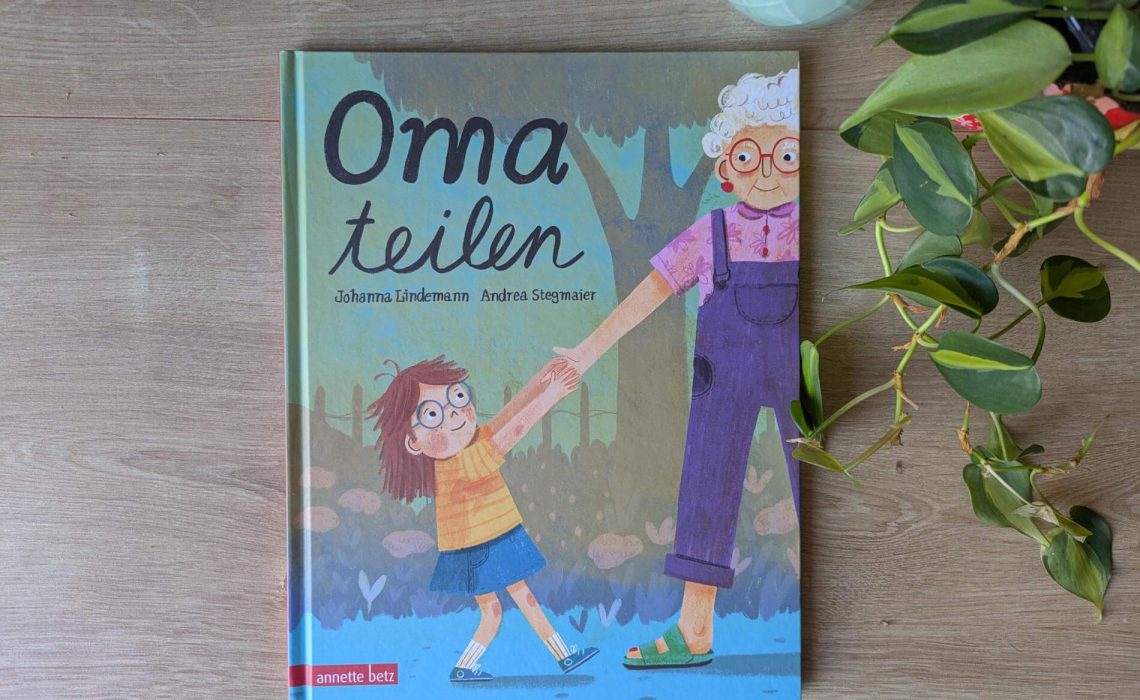 Immer soll Anna alles teilen, dabei ist das das Allerschlimmste, was Erwachsene je erfunden haben. Als sie in den Ferien auch noch Oma mit ihrem Cousin Tarek teilen soll, haben die beiden Kinder eine Idee: Oma muss aufgeteilt werden. Doch wie teilt man eine gerecht Oma auf und wer bekommt welche Hälfte? "Oma teilen" von Johanna Lindemann mit Illustrationen von Andrea Stegmeier ist ein witziges und warmherziges Ferienabenteuer, das zeigt: Teilen tut gar nicht weh, denn Liebe wir mehr, wenn man sie teilt!
