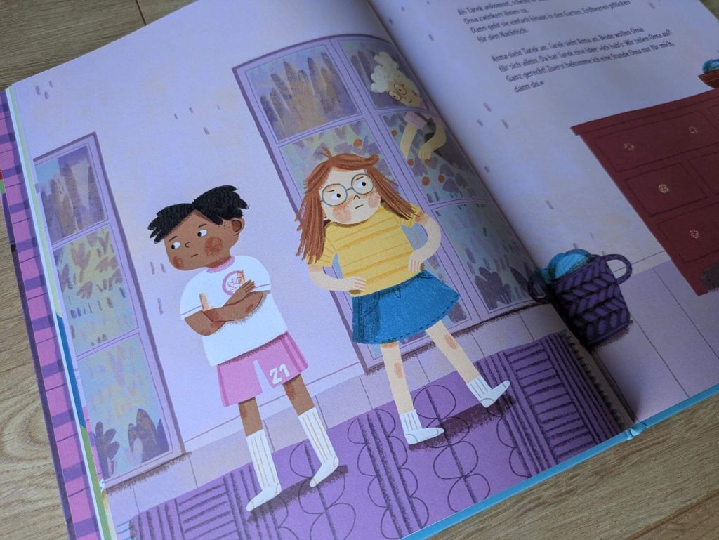 Immer soll Anna alles teilen, dabei ist das das Allerschlimmste, was Erwachsene je erfunden haben. Als sie in den Ferien auch noch Oma mit ihrem Cousin Tarek teilen soll, haben die beiden Kinder eine Idee: Oma muss aufgeteilt werden. Doch wie teilt man eine gerecht Oma auf und wer bekommt welche Hälfte? "Oma teilen" von Johanna Lindemann mit Illustrationen von Andrea Stegmeier ist ein witziges und warmherziges Ferienabenteuer, das zeigt: Teilen tut gar nicht weh, denn Liebe wir mehr, wenn man sie teilt!