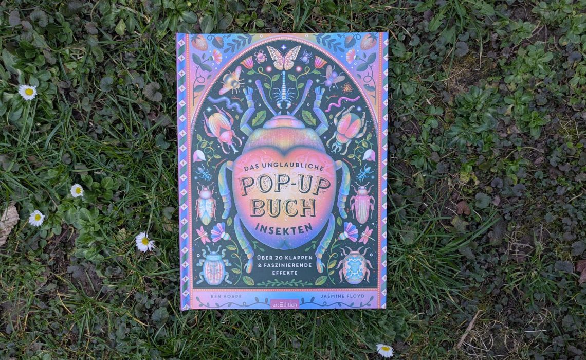 Wie ist der Körper eines Käfers aufgebaut? Wleche Mundwerkzeuge haben Stechmücken? Und wie fliegen Insekten? Hereinspaziert in die magische Welt der Krabbeltiere. In "Das unglaubliche Pop-up-Buch – Insekten: Über 20 Klappen und faszinierende Effekte" von Ben Hoare und Jasmin Floyd lernen wir jede Menge über Schmetterlinge, Wanzen, Bienen & Co. Dabei kommt man bei den Klappen und drei großen Pop-up-Szenen richtig ins Staunen. Ein wundervolles Kunstwerk als Sachbuch für kleine und große Insektenfans ab 6 Jahren.