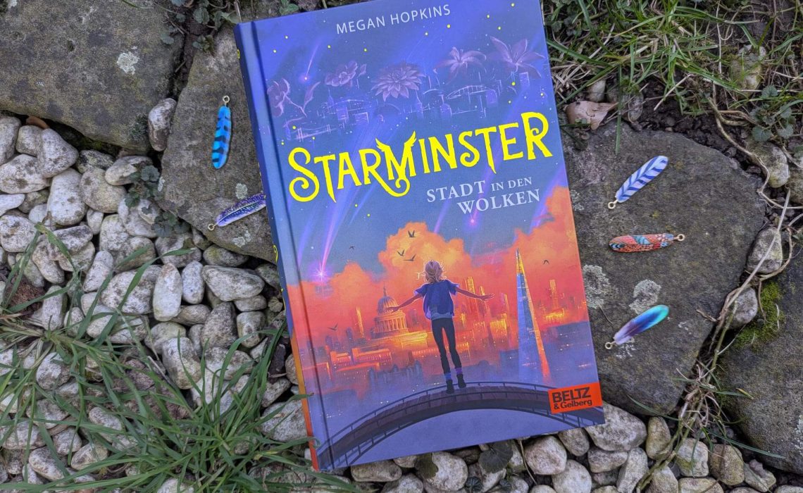 Was wäre, wenn du plötzlich aus deinem kleinen, beengten Leben herausgeholt wirst und in eine Stadt über den Wolken ziehst, die voller Möglichkeiten zu stecken scheint? Und dir dort bald Flügel wachsen werden und du frei im Wind dahingleiten kannst? Genau das passiert der fast zwölfjährigen Astrid, die herausfindet, dass sie eine Librae ist, ein Mensch mit Flügeln. In Starminster, der Schule über London, soll sie das Fliegen lernen. Doch stattdessen macht sie sich auf die Spur von verschwundenen Kindern und lüftet ein düsteres Geheimnis. "Starminster - Stadt in den Wolken" von Megan Hopkins ist der Auftakt einer Fantasy-Trilogie ab 11 Jahren.