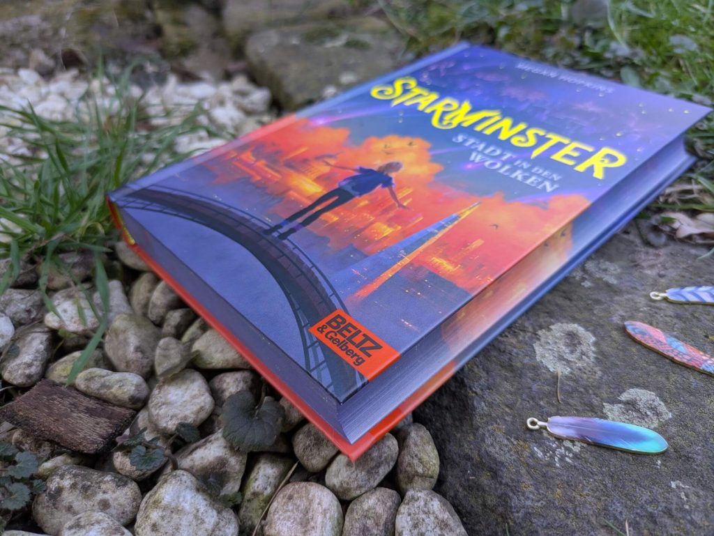 Was wäre, wenn du plötzlich aus deinem kleinen, beengten Leben herausgeholt wirst und in eine Stadt über den Wolken ziehst, die voller Möglichkeiten zu stecken scheint? Und dir dort bald Flügel wachsen werden und du frei im Wind dahingleiten kannst? Genau das passiert der fast zwölfjährigen Astrid, die herausfindet, dass sie eine Librae ist, ein Mensch mit Flügeln. In Starminster, der Schule über London, soll sie das Fliegen lernen. Doch stattdessen macht sie sich auf die Spur von verschwundenen Kindern und lüftet ein düsteres Geheimnis. "Starminster - Stadt in den Wolken" von Megan Hopkins ist der Auftakt einer Fantasy-Trilogie ab 11 Jahren.