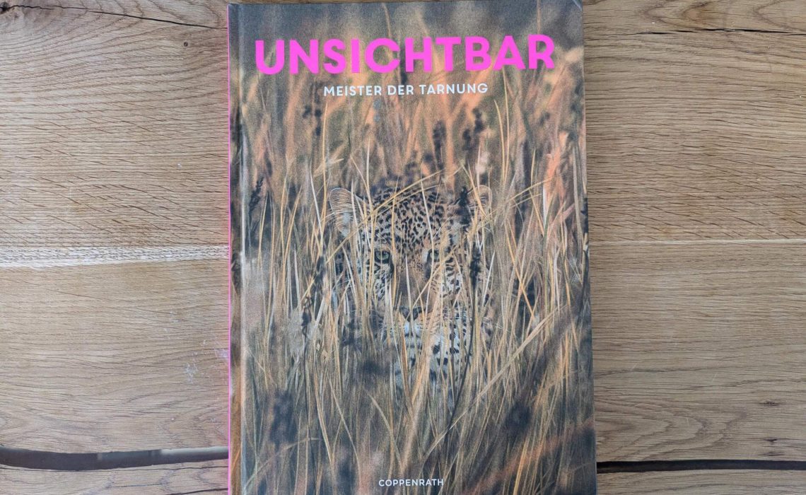 Ob beim Anschleichen an Beutetiere oder zum Schutz vor Fressfeinden: Warum sich Tiere in ihrer Umgebung tarnen, hat ganz unterschiedliche Gründe. In "Unsichtbar: Meister der Tarnung" von Holger Haar kommen wir einigen versteckten Tieren auf die Spur, lernen mehr über ihre Tarntricks und entdecken ihre Lebensräume. Doch erstmal muss man Alpenschneehuhn, Bartkauz, Chamäleon & Co. auf den detaillierten und meisterhaften Illustrationen von Julia Gerigk finden. Ein großformatiges Tierbuch mit 15 coolen Tierportraits für Kinder ab 6 Jahre.