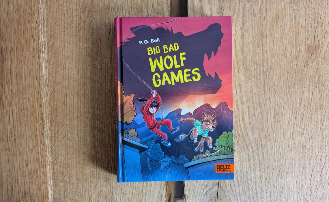 Ruby hat jahrelang drauf hintrainiert, in Endspiel von "Zähne und Klauen" mit ihrer Mannschaft den Sieg einzuholen. Doch kurz vor Schluss bricht der ungeschlagene Wolf Alarick tot zusammen. Und auf einmal steht Ruby ganz anders im Rampenlicht als gewollt: alle halten sie für die Mörderin. Doch was passierte mit dem großen bösen Wolf wirklich? Während der rasanten Verfolgungsjagd mit der Polizei gerät die Starspielerin immer mehr in ein Geflecht aus Geheimnissen und Intrigen. Werden sie und der Wolfsjunge Fillan die Wahrheit herausfinden? "Big bad Wolf Games" von P. G. Bell ist eine tierisch-spannende Kriminalgeschichte in einer Welt voller Vorurteile.