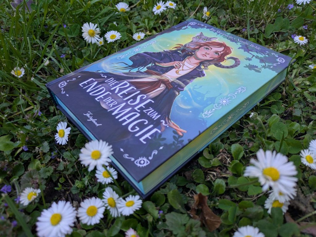 Die junge Zauberin Kaja lebt schon seit sie denken kann ganz alleine in ihrem Hexenhaus Thetis. Als eines Tages der sprechende Kater Adonis bei ihr hereinschneit und jemanden sucht, der ihm hilft, seinen Fluch zu brechen, macht sie sich auf in ein echtes Abenteuer. Bald wird den beiden klar: Die Magie der Naturgeister und magischen Wesen verschwindet - und auch sie werden bald alles vergessen. Nur ein mysteriöser Nexus kann ihnen jetzt noch helfen! "Die Reise zum Ende der Magie" von Ria Moorstein erzählt von einer magischen Reise durch die geheimnisvolle Welt der Nymphen, Waldgeister und Elfen - voller überraschender Wendungen und Spannung.