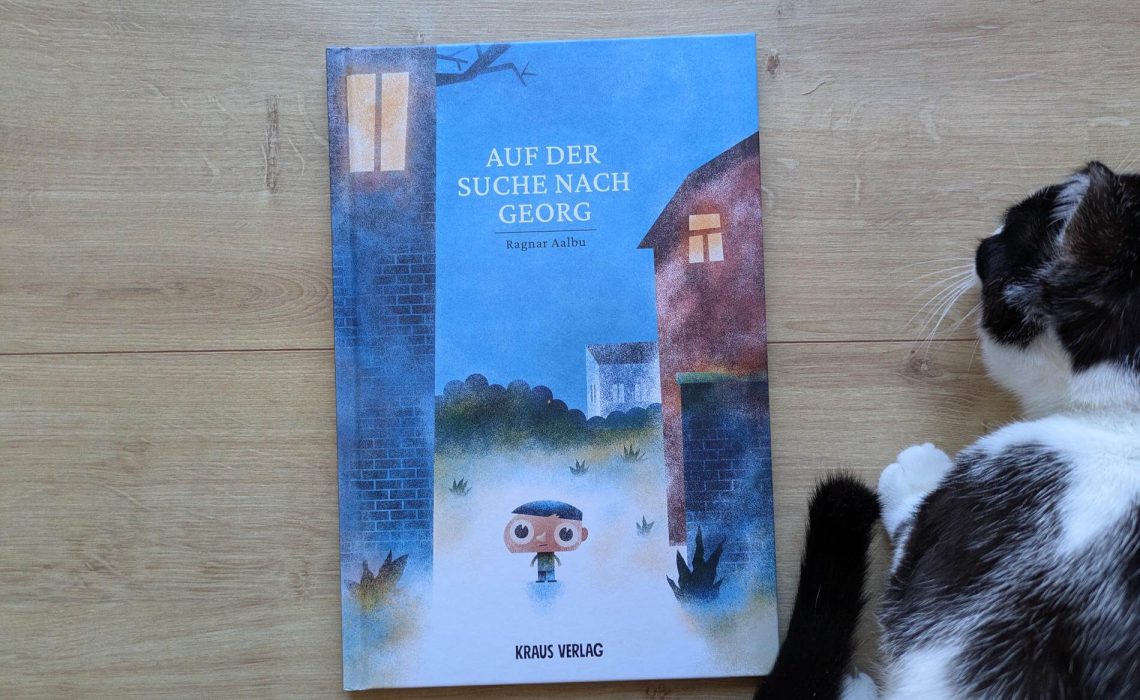 Kater Georg ist schon seit Tagen verschwunden. Zusammen mit seinem Papa macht sich der Erzähler der Geschichte auf die Suche. Ist er bei der Nachbarin? In dem verfallenen Haus? Oder vielleicht soagar tot? Eine Suche voller Verlustängste, Wut und Traurigkeit beginnt - und zum Glück wird das geliebte Haustier auch wiedergefunden. "Auf der Suche nach Georg" von Ragnar Aalbus erzählt das, was alle Herrchen von Freigängerkatzen eines Tages erleben und berührt mit klaren Worten und Bildern.