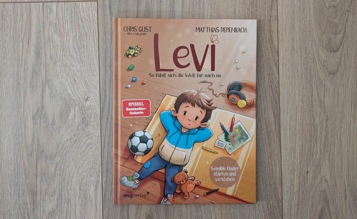 So wie es verschiedene Haarfarben, Körperformen und viele andere Eigenschaften gibt, so unterscheiden sich Menschen auch in ihrer Art zu denken und zu fühlen. Und manche Menschenf fühlen eben mehr. Auch Levi ist so ein "Vielfühler", der Reize ganz besonders sensibel wahrnimmt. Als er eines Tages im Kindergarten als Mimose beleidigt wird, hat seine Mama eine tolle Idee, wie sich die anderen Kinder besser in Levi hineinfühlen können. "Levi - So fühlt sich die Welt für mich an" ist ein warmherziges Bilderbuch ab 3 Jahren von Chris Gust mit Illustrationen von Matthias Derenbach über Hochsensibilität, Respekt und Zusammenhalt.