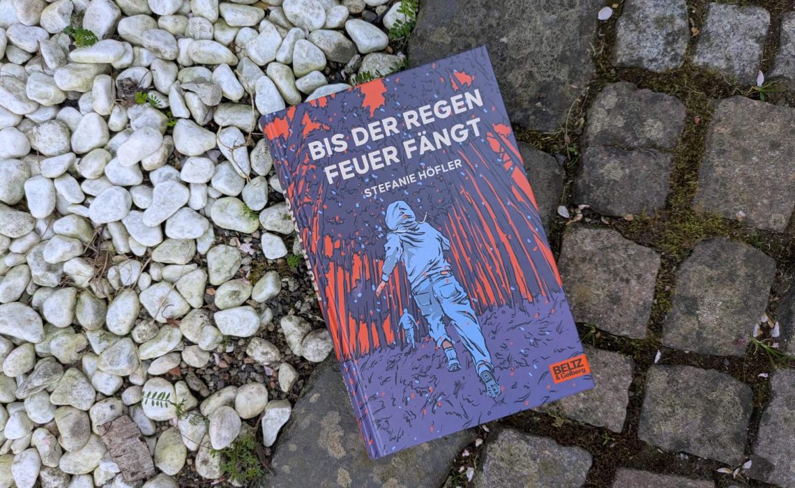 Erst verschwindet ihr Bruder, dann taucht die geheimnisvolle Sol auf und verdreht ihr ganz schön den Kopf. Auf einmal stellt die 16-Jährige Tonia alles infrage: Rudis Verhalten vor seinem Verschwinden, die geistige Abwesenheit ihrer Mutter, ihre eigenen Gefühle, aber vor allem das System der Überwachung, in dem sie lebt. Als sie ohne Sensor und Handy in den Wald flieht, findet sie dort nicht nur unverhoffte Verbündetet, sondern auch Antworten, wie alles miteinander zusammenhängt. "Bis der Regen Feuer fängt" von Stefanie Höfler ist ein aufwühlender Roman um ein Mädchen, das vor Neugierde brennt und endlich weiß, wofür es sich zu kämpfen lohnt.