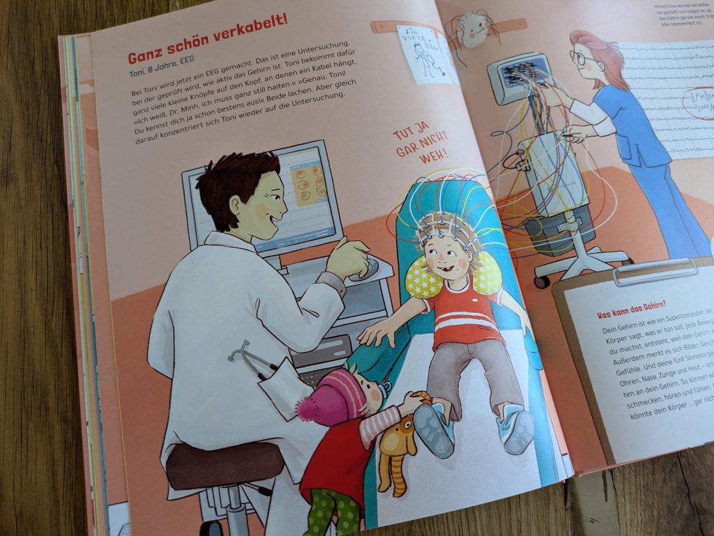 Was passiert eigentlich so alles in einem Krankenhaus? Welche Untersuchungen werden durchgeführt?Welche Räume gibt es und welche Menschen arbeiten dort? Herinspaziert auf eine Entdeckungstour in der Kinderklinik vom Hubschrauberlandeplatz auf dem Dach bis zur Klinkküche im Keller. In "Tut das weh?" nehmen uns die Ärzte Florian Babar und Nibras Naami vom Podcast Hand, Fuß, Mund mit auf alle Stationen und erklären behutsam Eingriffe, Geräte und Abläufe. Ein fröhlich illustriertes Sachbuch von Anke Evers, mit dem Kindern ab 3 Jahren vor Krankenhausbesuchen alle Ängste genommen werden. 