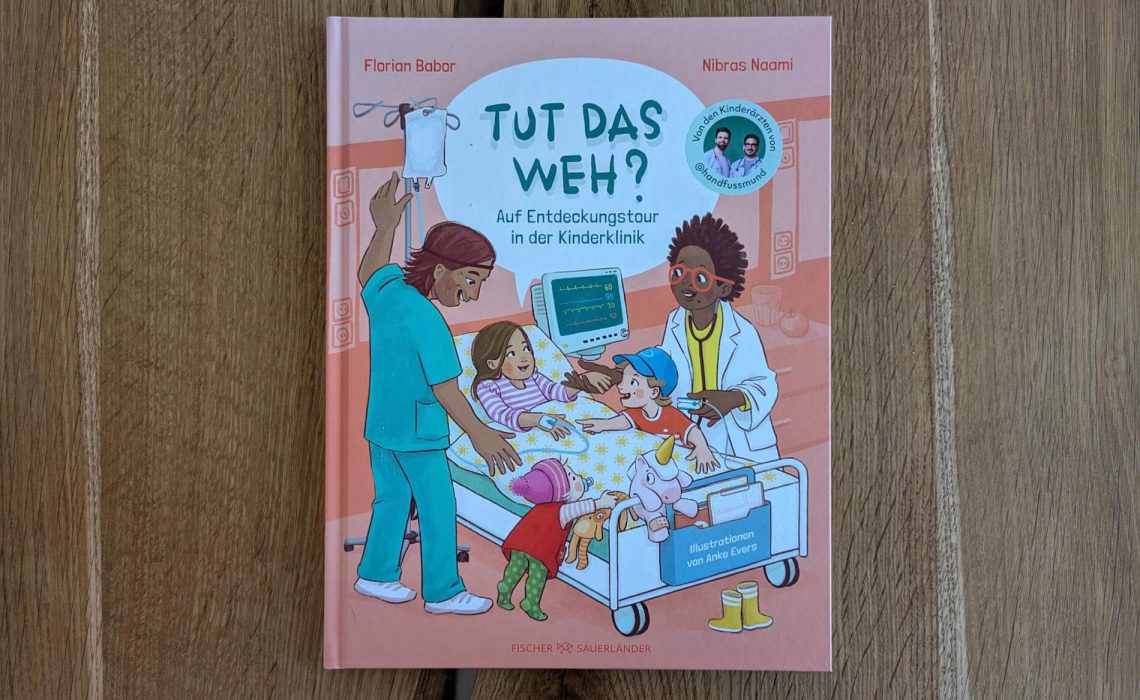 Was passiert eigentlich so alles in einem Krankenhaus? Welche Untersuchungen werden durchgeführt?Welche Räume gibt es und welche Menschen arbeiten dort? Herinspaziert auf eine Entdeckungstour in der Kinderklinik vom Hubschrauberlandeplatz auf dem Dach bis zur Klinkküche im Keller. In "Tut das weh?" nehmen uns die Ärzte Florian Babar und Nibras Naami vom Podcast Hand, Fuß, Mund mit auf alle Stationen und erklären behutsam Eingriffe, Geräte und Abläufe. Ein fröhlich illustriertes Sachbuch von Anke Evers, mit dem Kindern ab 3 Jahren vor Krankenhausbesuchen alle Ängste genommen werden.