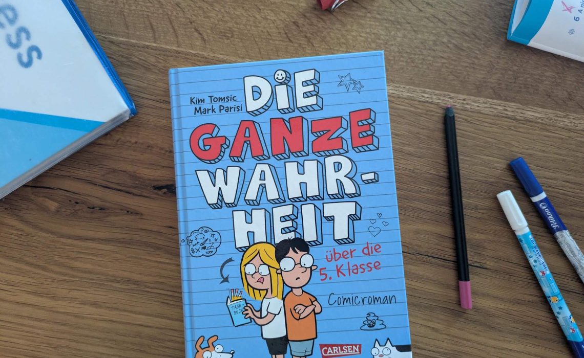 Alex und Charli sind beste Freunde und kommen in wenigen Tagen in die 5. Klasse – und plötzlich ist nichts mehr so, wie es früher war! Auf einmal müssen sich die beiden mit Schmetterlingen im Bauch, haufenweise Missverständnissen und Rache-Pranks auseinandersetzen. Die selbst gefühlte Wahrheit schreiben sie aus ihrer jeweiligen Perspektive in ihre Tagebücher. Ob die Freundschaft noch zu retten ist? "Die ganze Wahrheit über die 5. Klasse" von Kim Tomsic und Mark Parisi ist ein Comicroman über zwei Fünfklässler und ihre ersten Tage an der Weiterführenden Schule!
